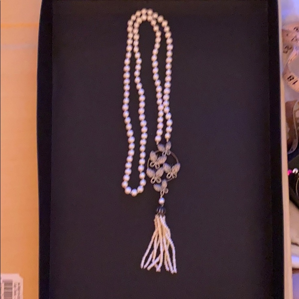 pearly necklace with butterflies pendant tássle
